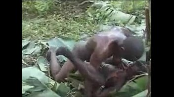 หนังสดเย็ดสนั่นป่า Pornแอฟริกาดูคนป่ารุมลงแขกเมีย อุ้มมาเย็ดบนต้นไม้ ซอยหีท่ายากจัดหนัก ควยใหญ่โยกเย็ดหีเจ็บ